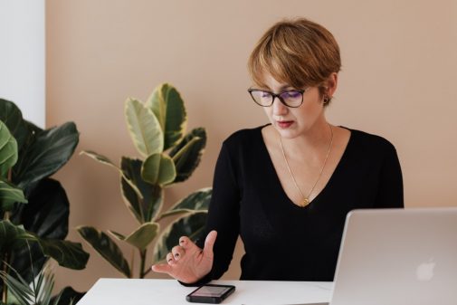 Ältere Angestellte im Büro